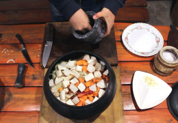Говядина томленая с овощами и грибами Еринги в чугунке. Тушеное мясо - Шаг 10