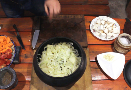 Говядина томленая с овощами и грибами Еринги в чугунке. Тушеное мясо - Шаг 8