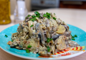 Салат из куриных сердечек с грибами | Самый простой и вкусный рецепт