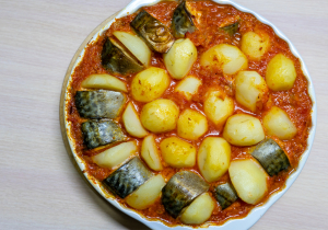 Скумбрия в томатном соусе с картошкой | Вкусное и простое блюдо на ужин